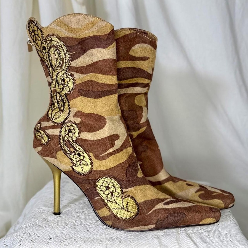Vintage Y2K Akademiks Camo Embroidered Stiletto Ankle Boots Size 7.5